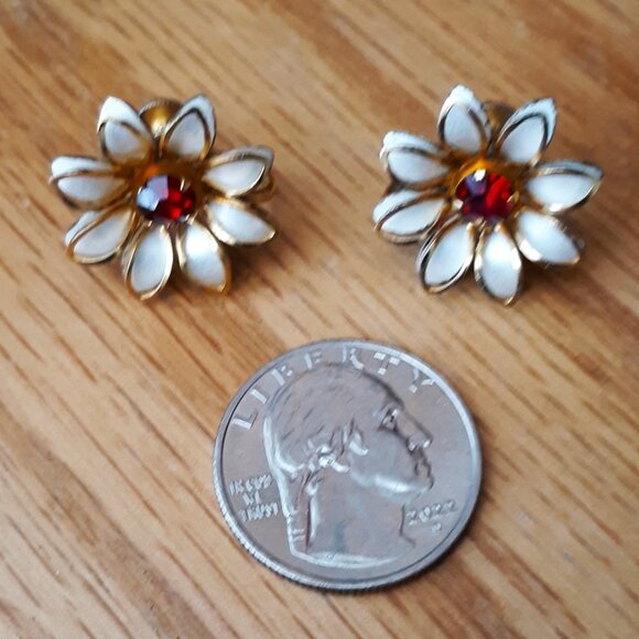 1950s VTG Bugbee & Niles Floral Daisy Screw Back Earring Ruby Red Center Signed - Picture 4 of 5